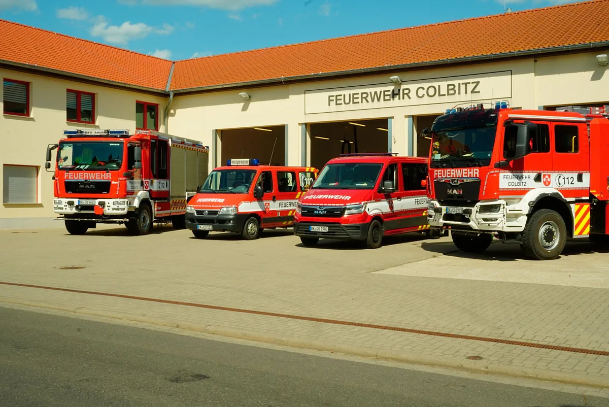 Die Einsatzfahrzeuge der Feuerwehr Colbitz stehen abfahrbereit vor dem Gerätehaus