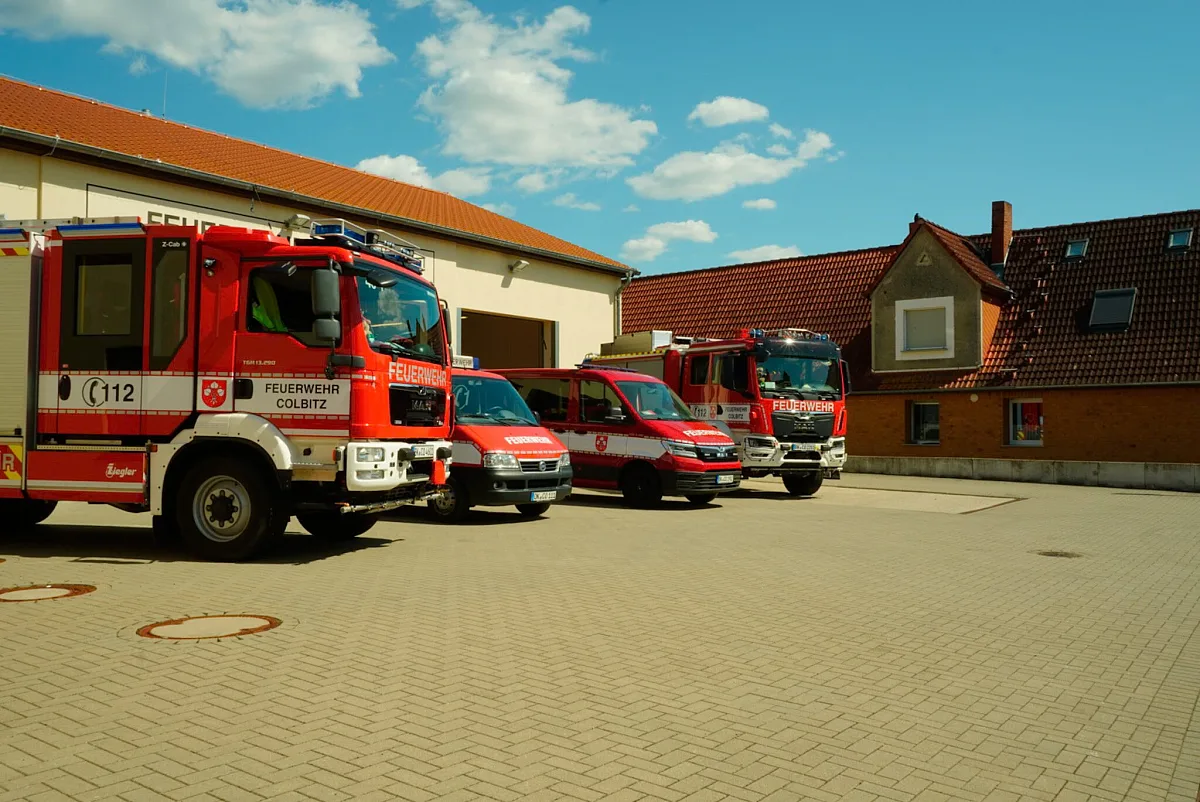 Die Fahrzeuge der Feuerwehr Colbitz vor dem Gerätehaus aufgereiht