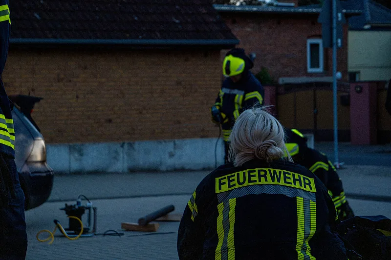 Einsatzkräfte bereiten die Geräte für die Übung vor