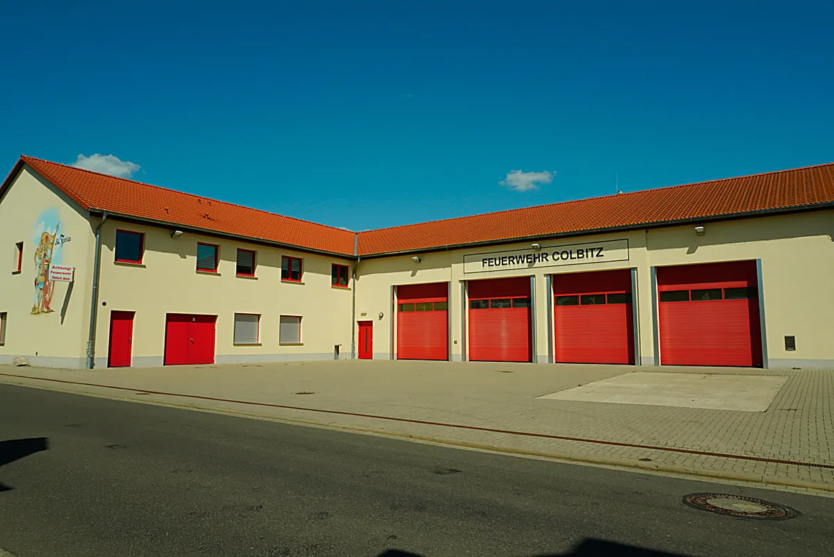 Blick auf die geschlossenen Tore des Gerätehauses der Feuerwehr Colbitz