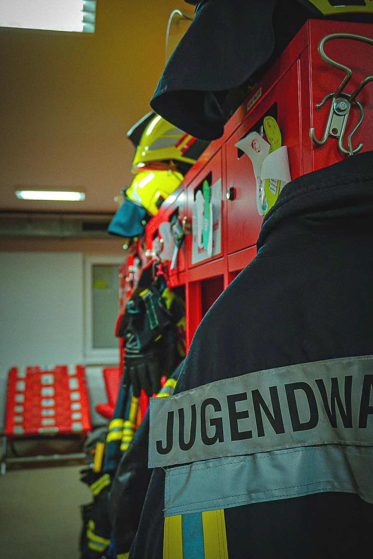 Einsatzjacke mit dem Aufnäher Jugendwart im Gerätehaus