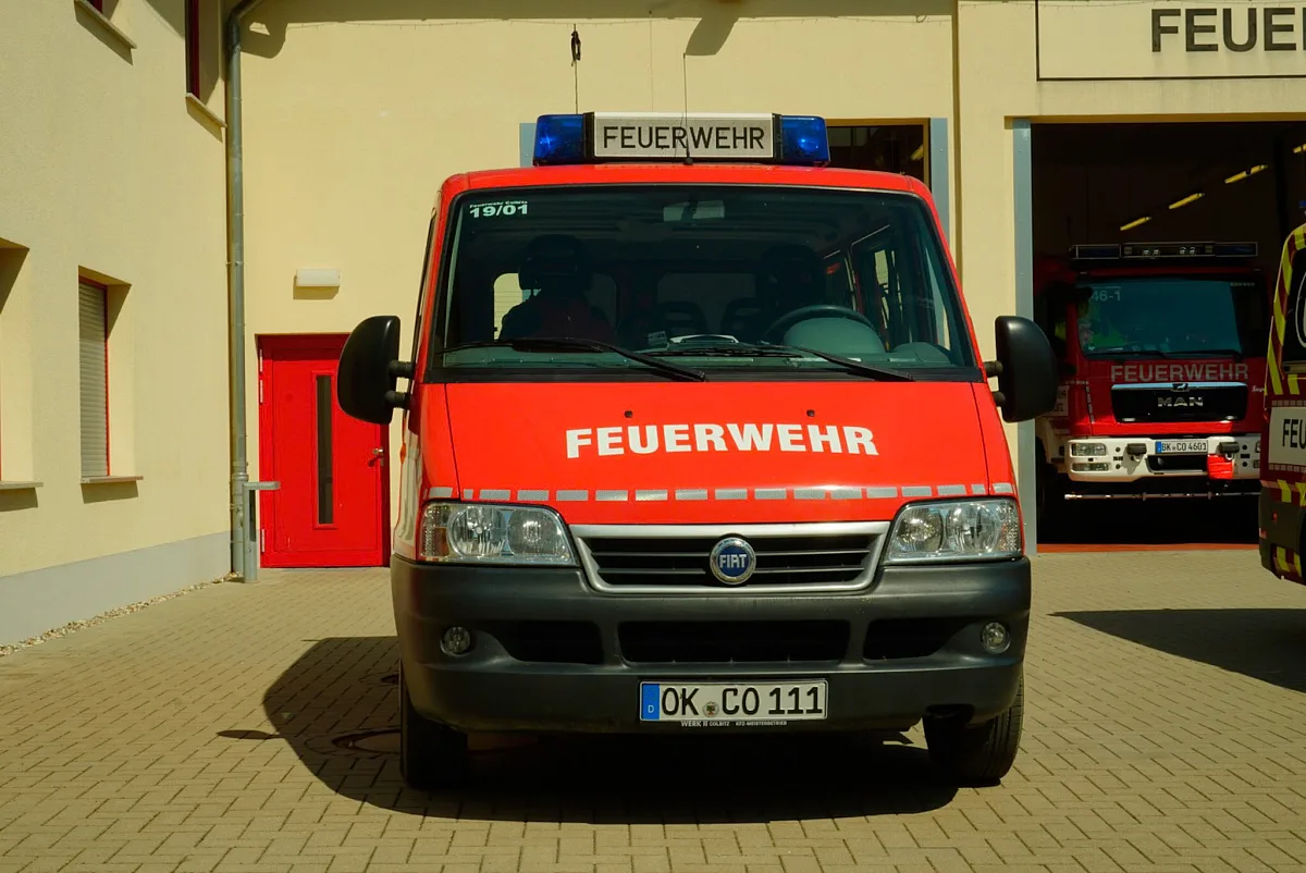 Der ältere Mannschaftstransportwagen der Feuerwehr Colbitz von vorn
