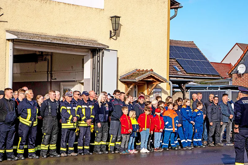 Gruppenbild der Einsatzkräfte, Jugend- und Kinderfeuerwehr vor dem Gerätehaus Colbitz