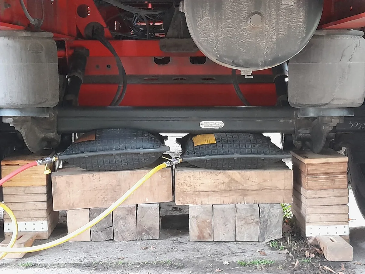 Hebekissen und Kanthölzer stabilisieren einen angehobenen Lastwagen