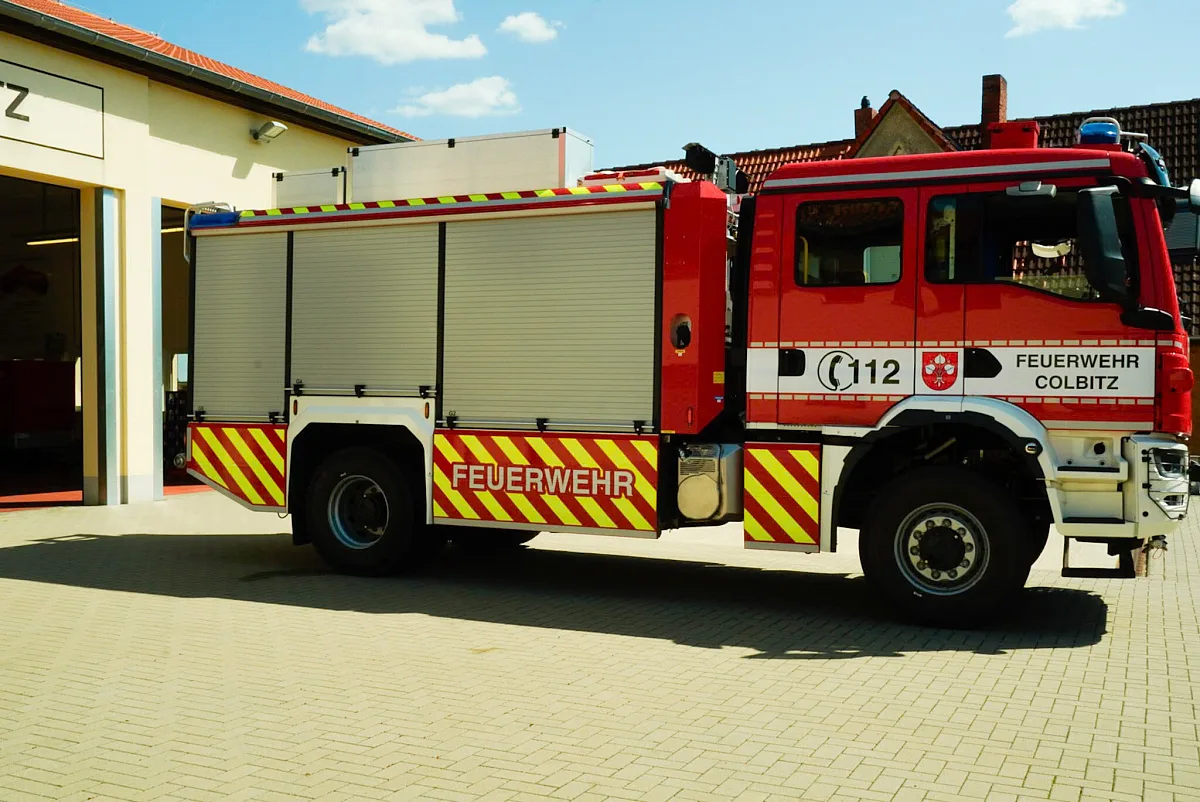 Das Tanklöschfahrzeug TLF 4000 der Feuerwehr Colbitz in der Seitenansicht