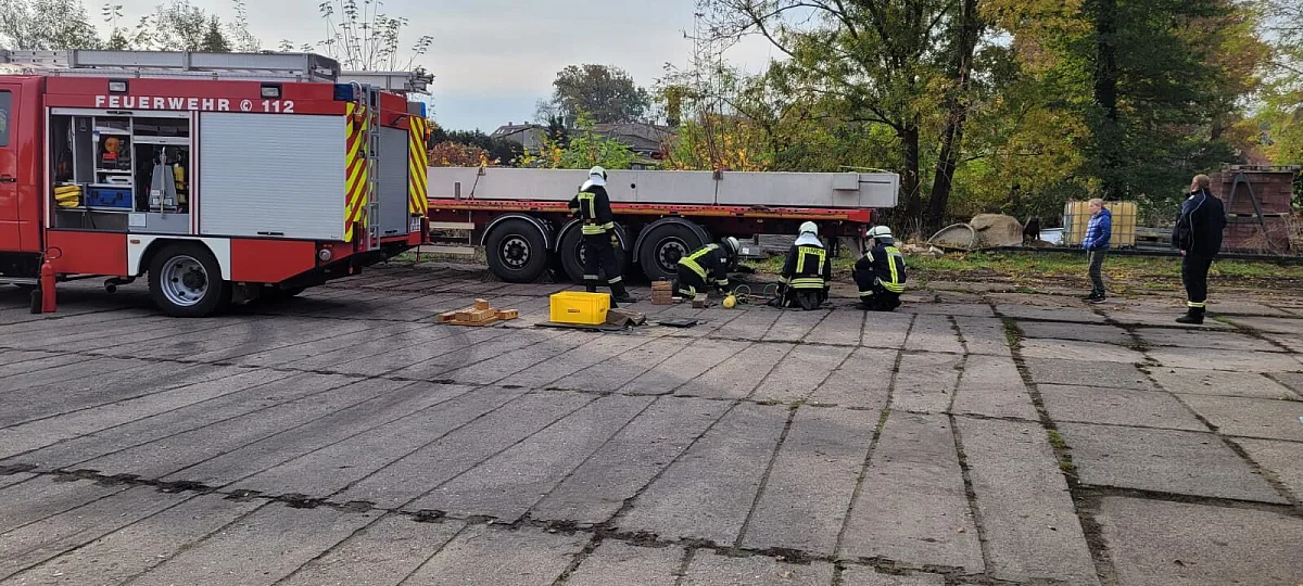 Einsatzkräfte üben an einem Lastzug die technische Hilfeleistung